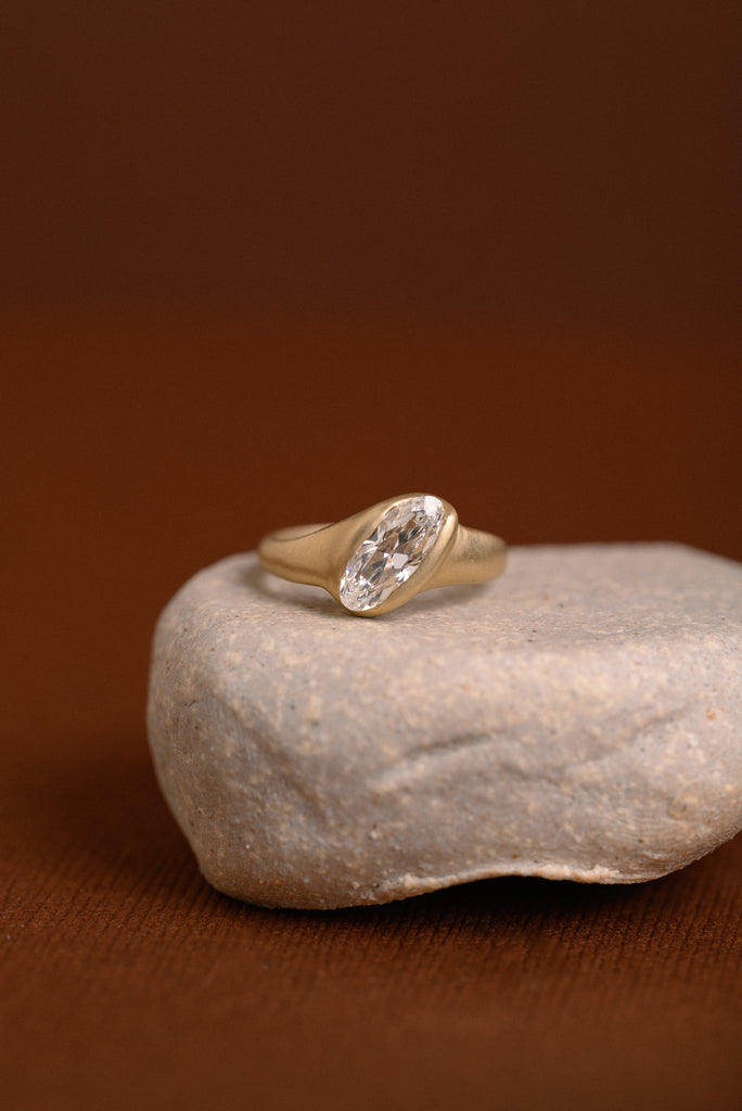 Tilted Moval Ring – by ren